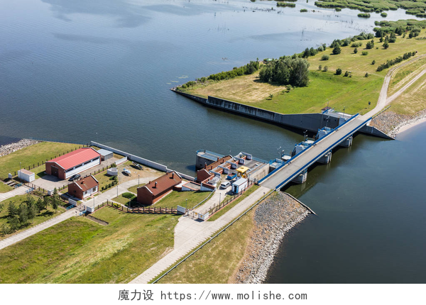 波兰的帕奇库夫镇大坝景观航拍图湖坝的鸟瞰图